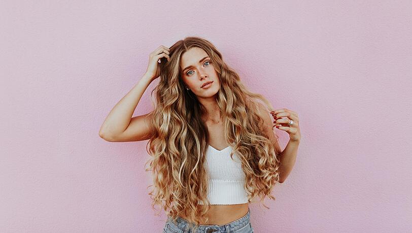 Wer sich endlos lange Haare wünscht, für den sind die XXL Clip In Extensions genau richtig.