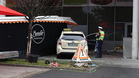 Ein Taxi-Fahrer verliert die Kontrolle über sein Fahrzeug verloren und kracht in einen Imbissstand. Ein Mann wird dabei schwer verletzt und erliegt drei Tage später im Krankenhaus seinen schweren Verletzungen.