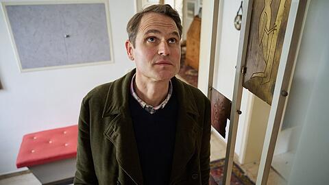 Felix Voss (Fabian Hinrichs) muss im "Tatort: Ich sehe dich" auf seine langjährige Kollegin verzichten.