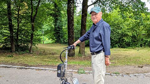 Karl Paul aus Waldkraiburg pr&auml;sentiert seine elektrisch betriebene Gehhilfe, mit der er durch die Stadt f&auml;hrt.
