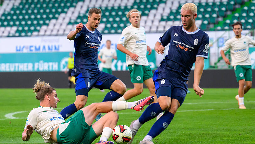 Gegen Greuther Fürth II in der Innenverteidigung neben Felix Weber: Lasse Faßmann. Gegen Greuther Fürth II in der Innenverteidigung neben Felix Weber: Lasse Faßmann.