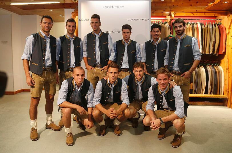Die Neu-Löwen werden fit für die Wiesn gemacht und bekommen Lederhosen bei Lodenfrey verpasst. Die AZ war bei den Anprobe dabei. Die Bilder