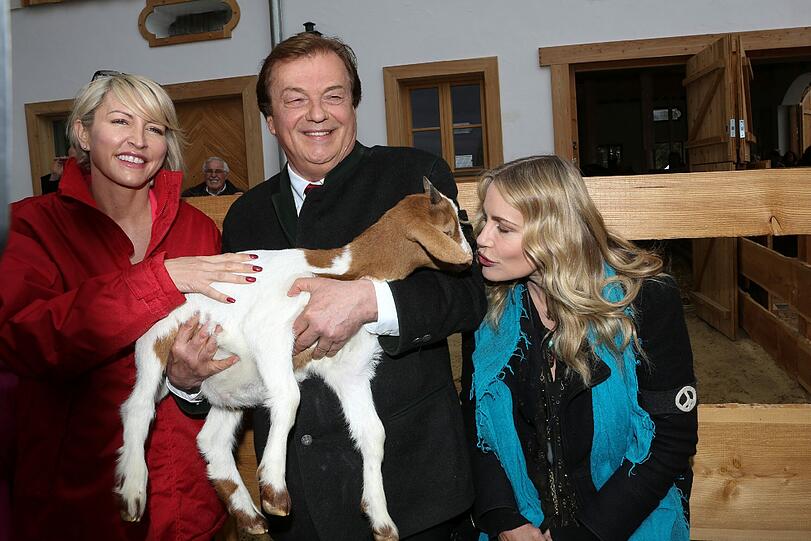 Zwischen Ziege und Hollywood-Schönheit: Michael Aufhauser mit Daryl Hannah (r.) und Heather Mills.