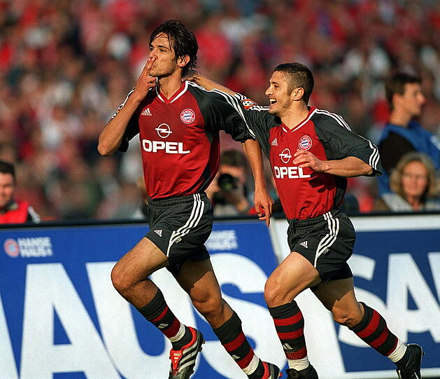 Handkuß von Roque Santa Cruz nach einem Tor beim 4:1-Sieg gegen den 1. FC Kaiserslautern in der Saison 2001 / 2002. Steht er jetzt vor seiner Rückkehr in die Bundesliga?