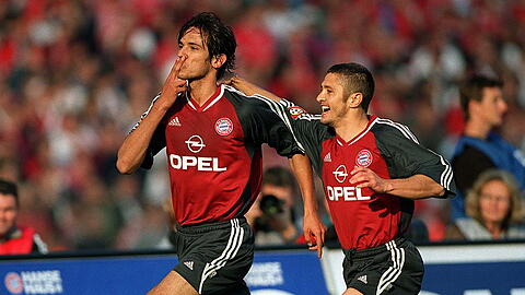 Handkuß von Roque Santa Cruz nach einem Tor beim 4:1-Sieg gegen den 1. FC Kaiserslautern in der Saison 2001 / 2002. Steht er jetzt vor seiner Rückkehr in die Bundesliga?