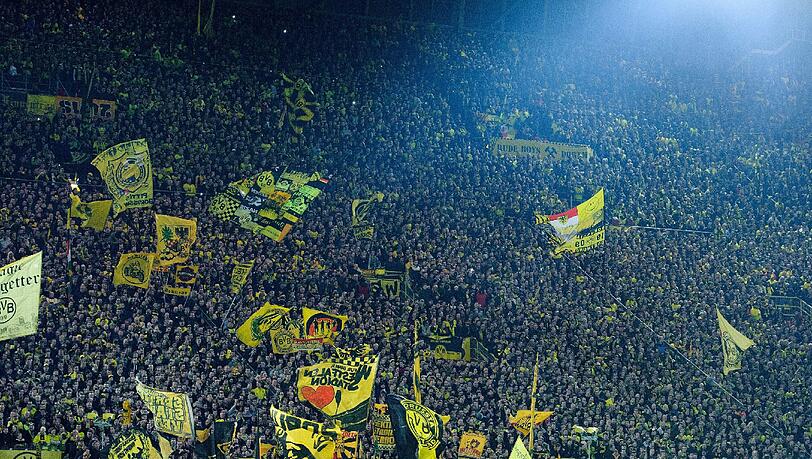 Sowohl die Dortmund- als auch die Schalke-Fans waren beim 144. Revierderby zum großen Teil friedlich. Sowohl die Dortmund- als auch die Schalke-Fans waren beim 144. Revierderby zum großen Teil friedlich.