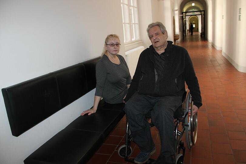Sie klagen gegen die Ärzte: Heinz und Annemarie D. im Flur des Oberlandesgerichts.