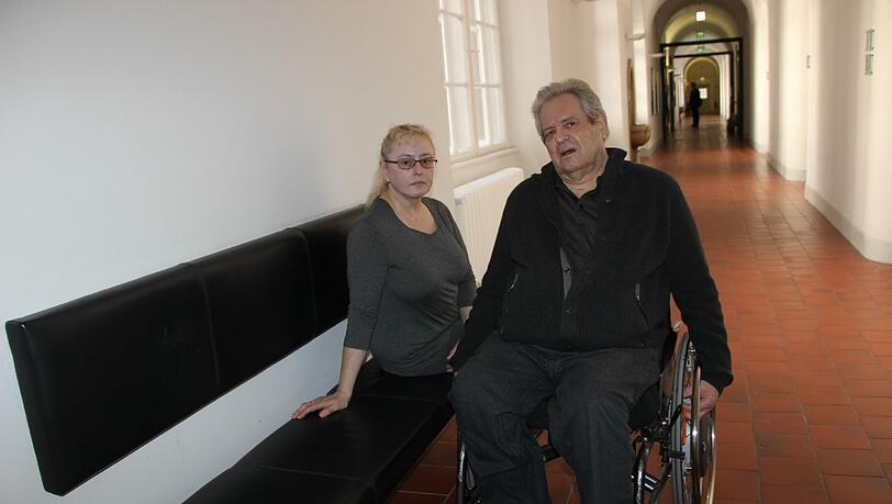 Sie klagen gegen die Ärzte: Heinz und Annemarie D. im Flur des Oberlandesgerichts. Sie klagen gegen die Ärzte: Heinz und Annemarie D. im Flur des Oberlandesgerichts.