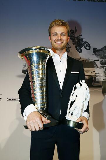 Stolzer Preisträger: Auch Wochen nach dem Triumph kann Nico Rosberg sein Glück nicht fassen.