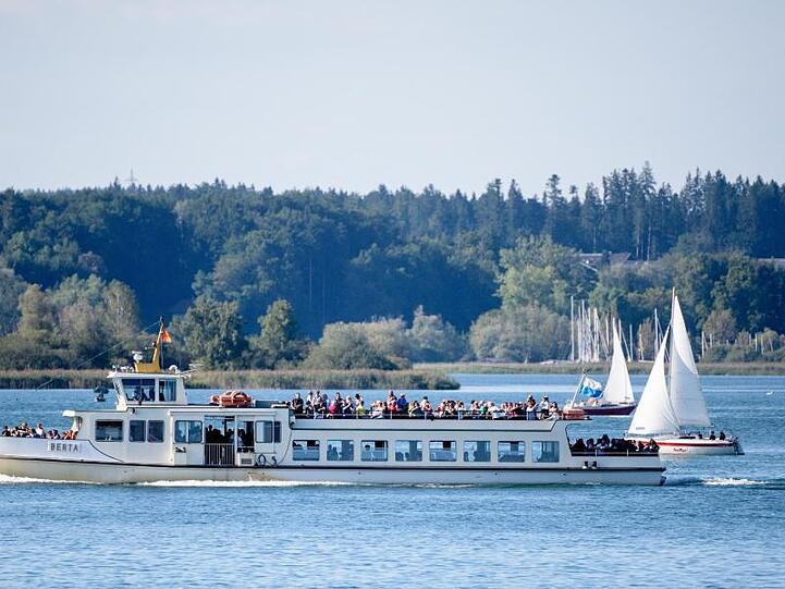 Ein Ausflugsschiff fährt über den Chiemsee. Foto: Matthias Balk/dpa/Archivbild