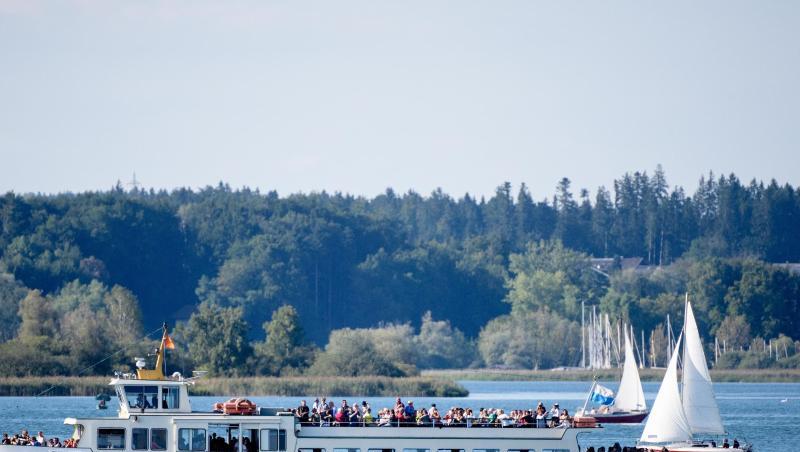 Ein Ausflugsschiff fährt über den Chiemsee. Foto: Matthias Balk/dpa/Archivbild Ein Ausflugsschiff fährt über den Chiemsee. Foto: Matthias Balk/dpa/Archivbild