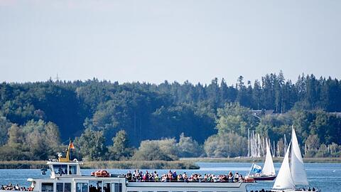 Ein Ausflugsschiff fährt über den Chiemsee. Foto: Matthias Balk/dpa/Archivbild