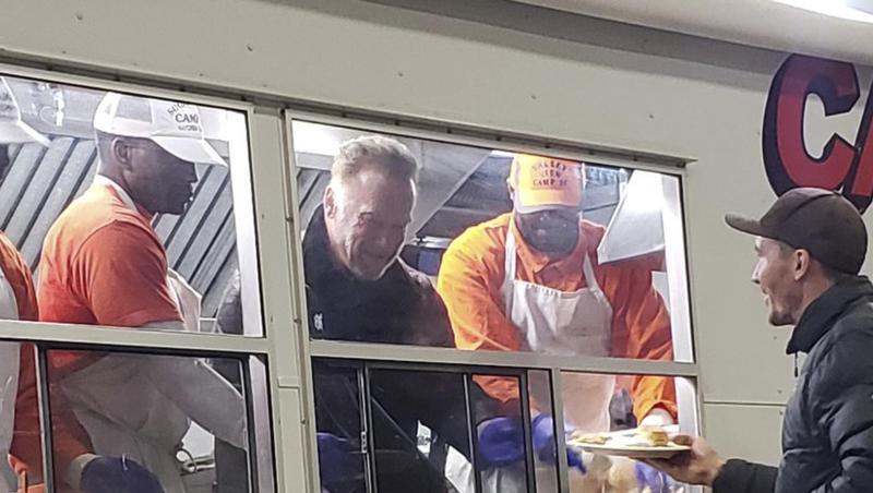 Arnold Schwarzenegger serviert Feuerwehrleuten Frühstück.