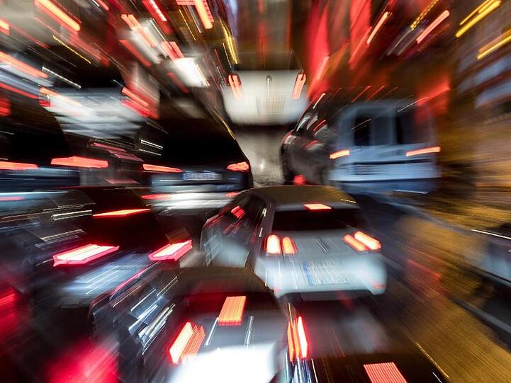 Autos fahren im Feierabendverkehr über eine Straße. Foto: Sebastian Gollnow/Archivbild