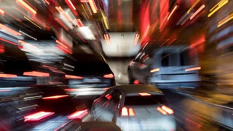 Autos fahren im Feierabendverkehr über eine Straße. Foto: Sebastian Gollnow/Archivbild