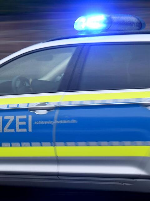 Ein Passant griff ein und alarmierte die Polizei. (Symbolbild)