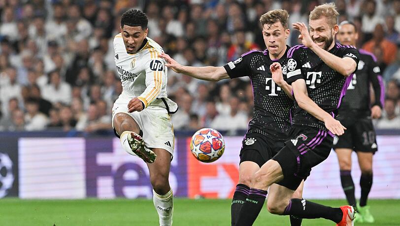 Real Madrids Jude Bellingham (l) schießt den Ball.