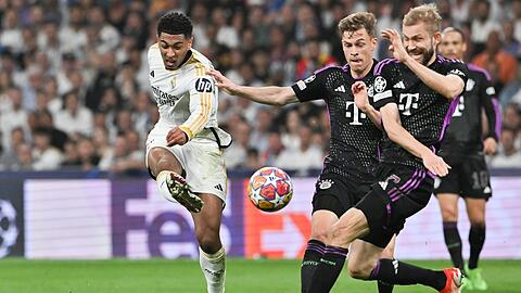 Real Madrids Jude Bellingham (l) schießt den Ball.
