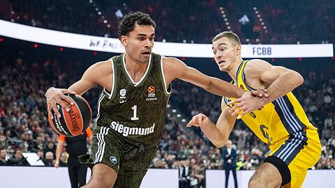Der Ex-Berliner Oscar da Silva im Duell mit Albas Ziga Samar