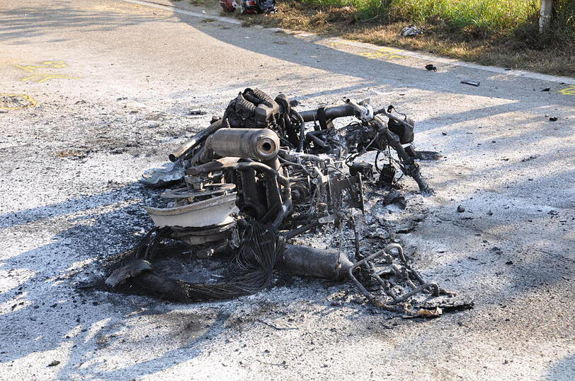 Bei einem Frontalzusammenstoß mit einem Mähdrescher ist am Donnerstag ein Motorradfahrer auf einer Staatstraße bei Polling in Oberbayern ums Leben gekommen.