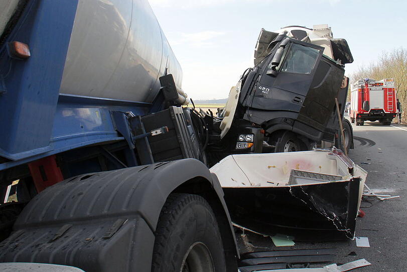 Bilder des dramatischen Verkehrsunfalls mit 4 Sattelzügen.