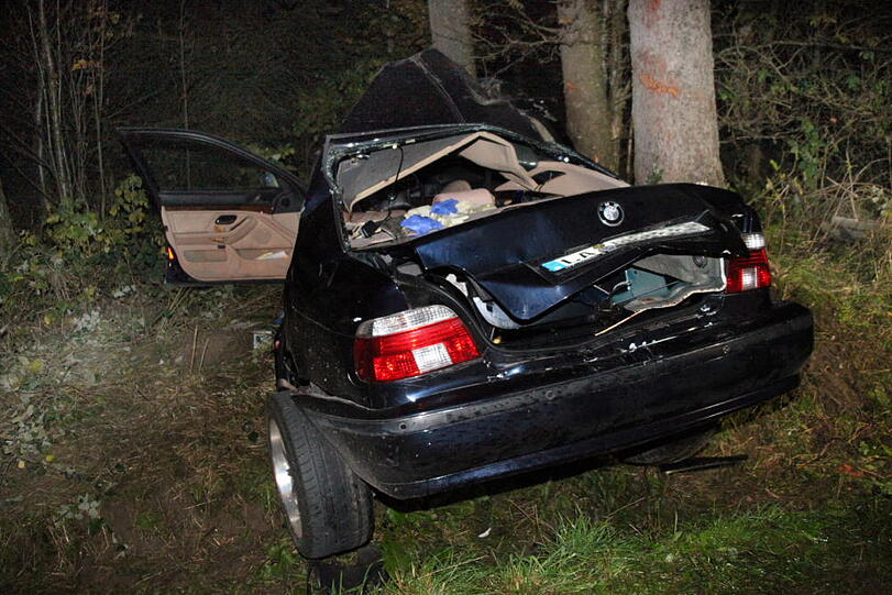 Zwei junge Männer (23 und 24 Jahre alt) rasen in Vilsbiburg in den Tod: Ihr Wagen war von der Straße abgekommen und dann gegen mehrere Bäume geprallt. Die Bilder vom Unfall.