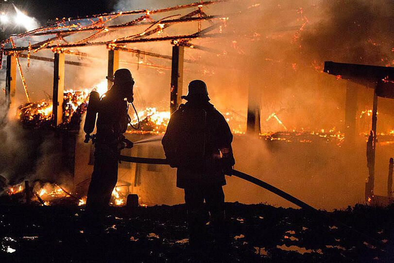 Die Bilder vom Stallbrand in Taching am See.