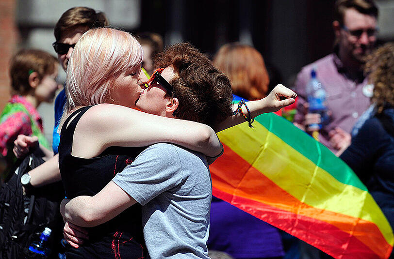 Das klare Votum der Iren für die Gleichstellung von Ehen homosexueller Paare bestärkt in Deutschland die Befürworter einer solchen Regelung.