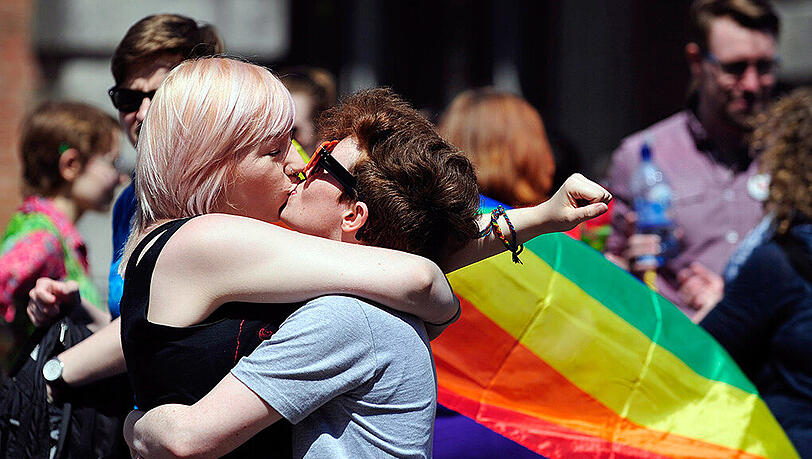 Das klare Votum der Iren für die Gleichstellung von Ehen homosexueller Paare bestärkt in Deutschland die Befürworter einer solchen Regelung. Das klare Votum der Iren für die Gleichstellung von Ehen homosexueller Paare bestärkt in Deutschland die Befürworter einer solchen Regelung.