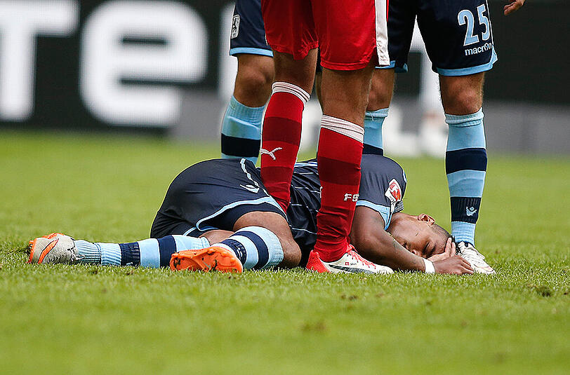 Inzwischen lacht er wieder: 1860-Angreifer Rubin Okotie unmittelbar nach dem Zusammenprall mit Düsseldorfs Keeper Michael Rensing.