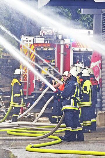 Die Lagerhalle in Markt Indersdorf ist komplett abgebrannt - wie es zu dem Feuer kam, ist aktuell noch unklar. Die Bilder vom Feuerwehreinsatz.