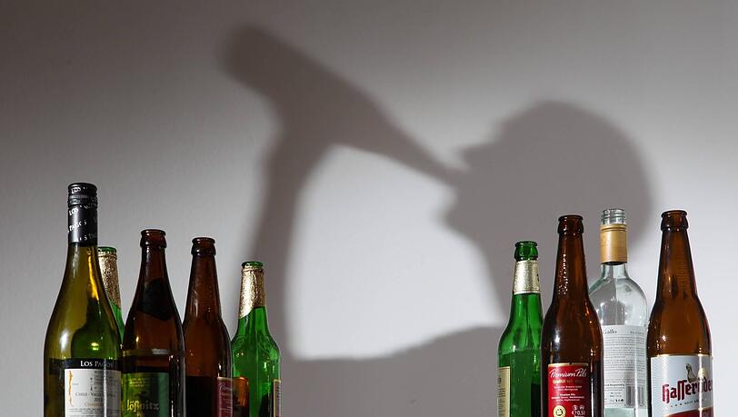 2017 tranken sich in Bayern weniger Jugendliche ins Koma als noch im Jahr zuvor. Die Langzeit-Entwicklung ist allerdings bedenklich. 2017 tranken sich in Bayern weniger Jugendliche ins Koma als noch im Jahr zuvor. Die Langzeit-Entwicklung ist allerdings bedenklich.