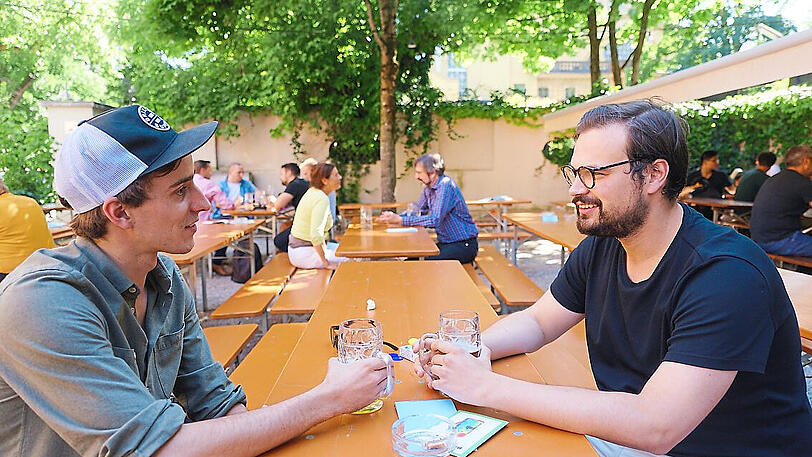 Im Biergarten am Muffatwerk sitzen Julian (24, links) und Johannes (25) bei einer Radler-Halben entspannt im Schatten.