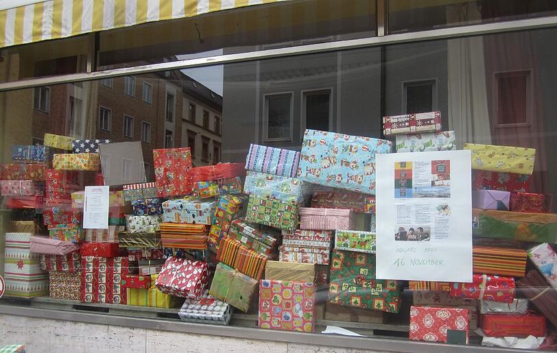 Auch 2013 wünschen sind die Kinder vom Kinderhaus Haidhausen, dass sich die Pakete im Fenster bis unter die Decke stapeln wie im Vorjahr!