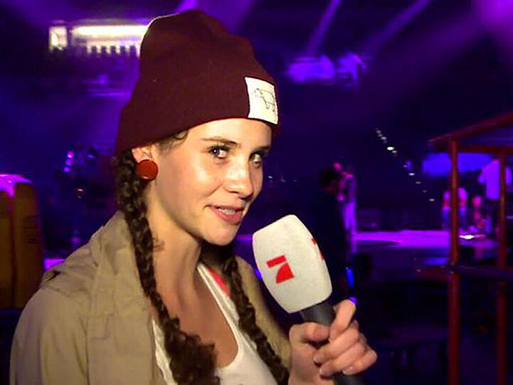 Ex-Kandidatin Betty zeigt wo es langgeht