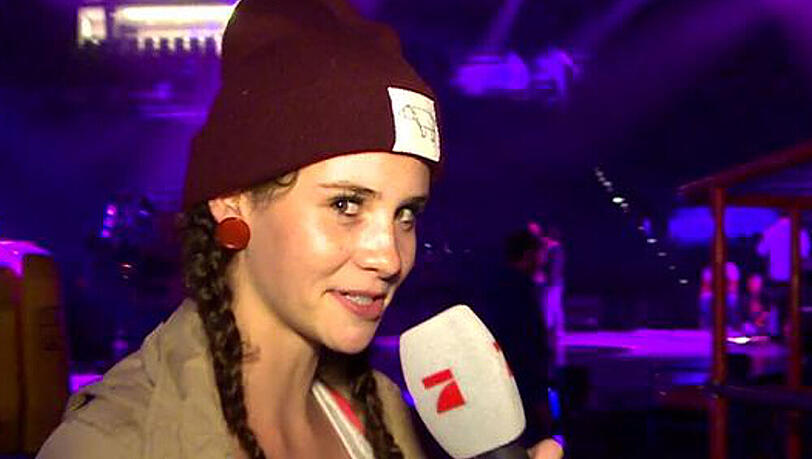 Ex-Kandidatin Betty zeigt wo es langgeht Ex-Kandidatin Betty zeigt wo es langgeht