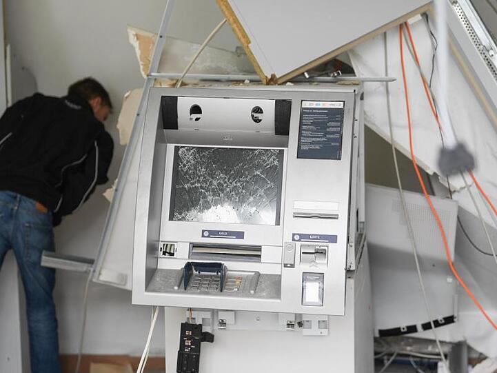 Völlig zerstört ist die SB-Filiale der Deutschen Bank, nachdem Unbekannte den Geldautomaten gesprengt haben. Foto: picture alliance / Arne Dedert/dpa/Archiv