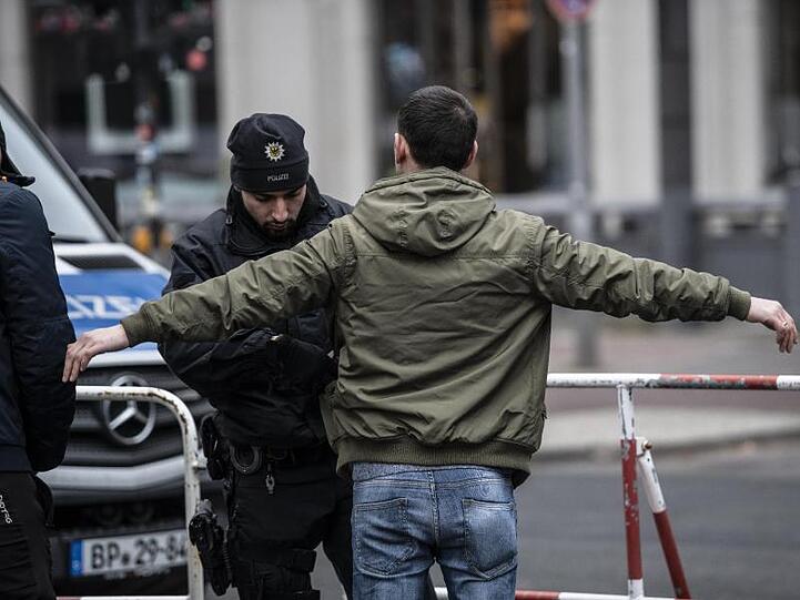 Kontrolle an einer Absperrung am Potsdamer Platz.