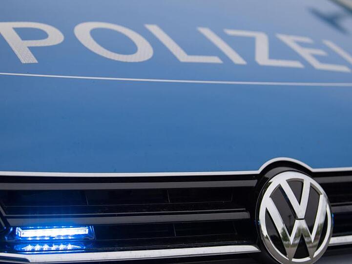 Ein Blaulicht leuchtet an einer Polizeistreife. Foto: Lino Mirgeler/Archivbild