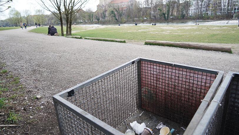 Ein Gittercontainer an der Isar. Jetzt fordern Lokalpolitiker, größere Behälter aufzustellen.