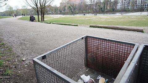 Ein Gittercontainer an der Isar. Jetzt fordern Lokalpolitiker, größere Behälter aufzustellen.