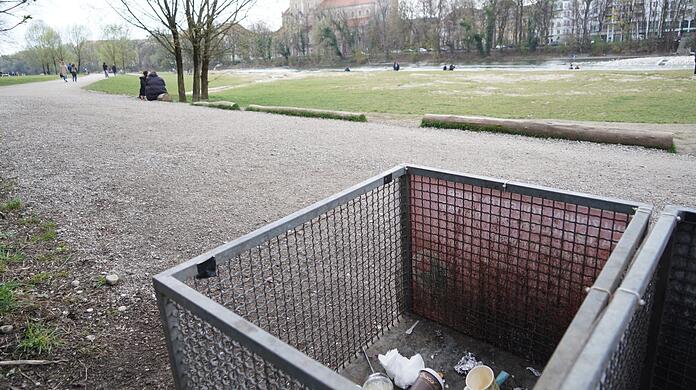 Ein Gittercontainer an der Isar. Jetzt fordern Lokalpolitiker, größere Behälter aufzustellen.