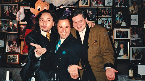 Anno dazumal: Ex-Inhaber Roy Dubowy mit seinem späteren Nachfolger Günther Grauer (r.), der damals als Sänger im "Roy" auftrat, und DJ Bobo (l.).
