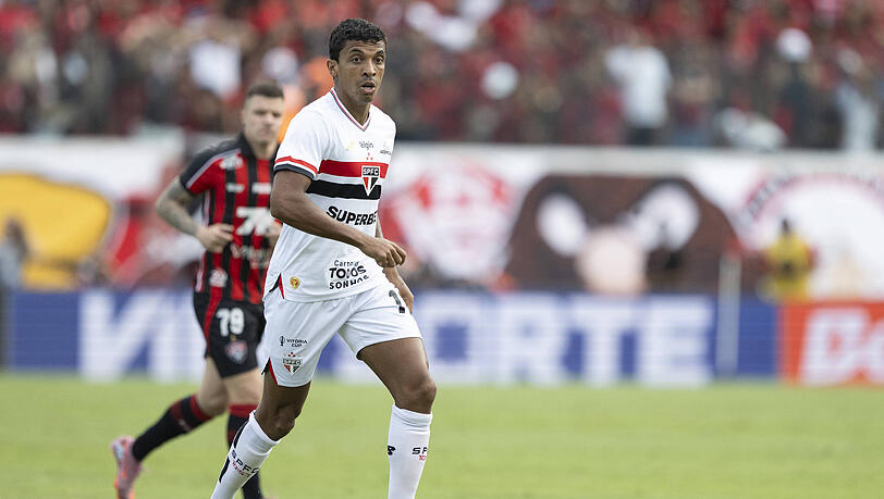 Aktuell in seiner Heimat am Ball: Ex-FC-Bayern-Spieler Luiz Gustavo. Aktuell in seiner Heimat am Ball: Ex-FC-Bayern-Spieler Luiz Gustavo.