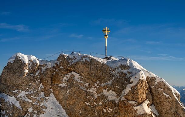 Das Gipfelkreuz auf der Zugspitze.