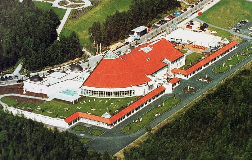 Tirschenreuth liegt in der schönen Oberpfalz. Im Bild zu sehen ist das im Landkreis gelegene Sybillenbad: Mit seinen rund 1000 Gästen pro Tag ist es die meistbesuchte Touristenattraktion der Oberpfalz.
