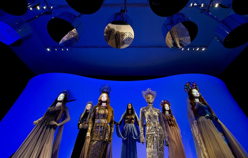 Jean Paul Gaultiers Ausstellung "From The Sidewalk To The Catwalk" macht Halt in München