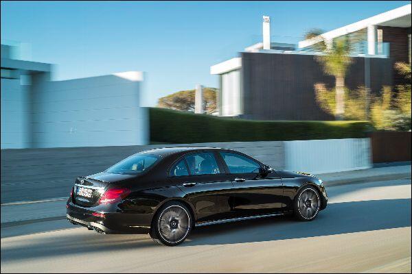 Erstarkter Sechszylinder und souveräne Fahrleistungen: Der V6-Biturbo des Mercedes AMG E43 leistet 401 PS und beschleunigt die Limousine in 4,6 Sekunden auf Tempo 100.