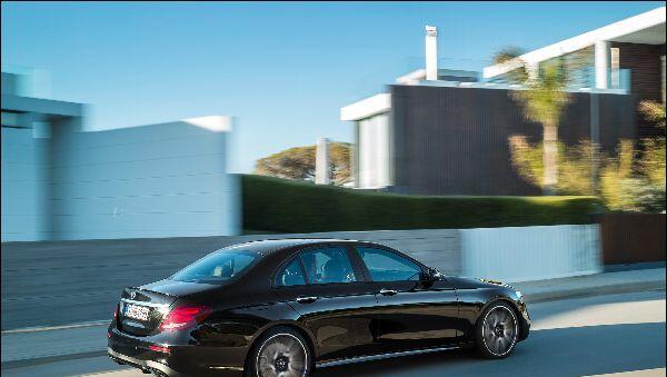 Erstarkter Sechszylinder und souveräne Fahrleistungen: Der V6-Biturbo des Mercedes AMG E43 leistet 401 PS und beschleunigt die Limousine in 4,6 Sekunden auf Tempo 100. Erstarkter Sechszylinder und souveräne Fahrleistungen: Der V6-Biturbo des Mercedes AMG E43 leistet 401 PS und beschleunigt die Limousine in 4,6 Sekunden auf Tempo 100.
