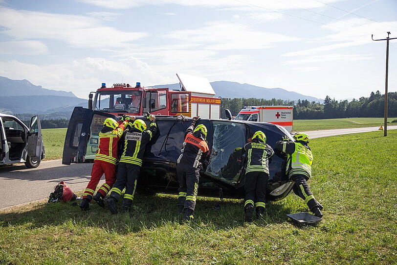 Bei einem Unfall an einer Kreuzung in Weildorf ist am Freitag eine Person schwer verletzt worden. Ein Mercedes-Fahrer hatte einen Skoda übersehen - es kam zum Zusammenstoß.